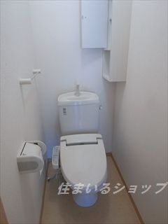 トイレ　シャワートイレ・収納棚あり