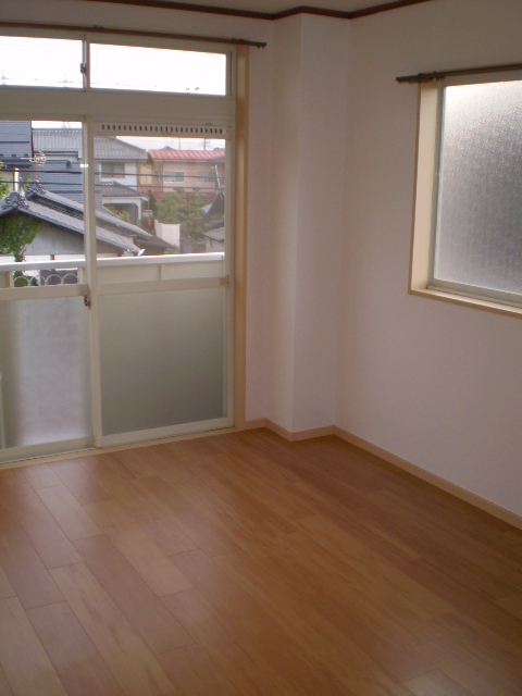 居室・リビング　南面居室（エアコン完備）・西面に換気採光窓有り