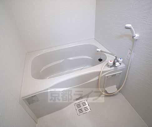 バス・シャワールーム　形の可愛いお風呂。