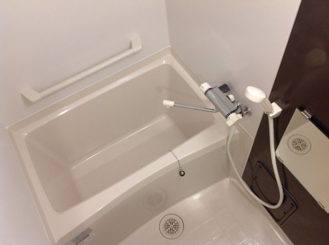 バス・シャワールーム　同タイプ物件の写真です。浴室乾燥機付き