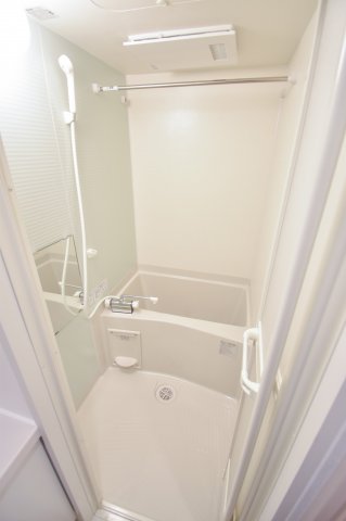 バス・シャワールーム　ちょうどいいサイズのお風呂です。お掃除も楽にできますよ。