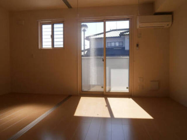 居室・リビング　１０５　リビング～洋室（間仕切りを開けています）