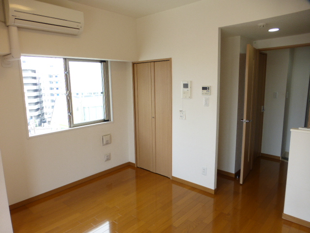 居室・リビング　洋室8.2帖　明るい室内