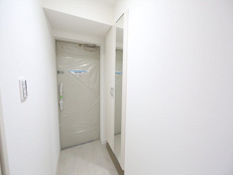 玄関　玄関　シューズボックス　姿見鏡付き（収納充実してます）