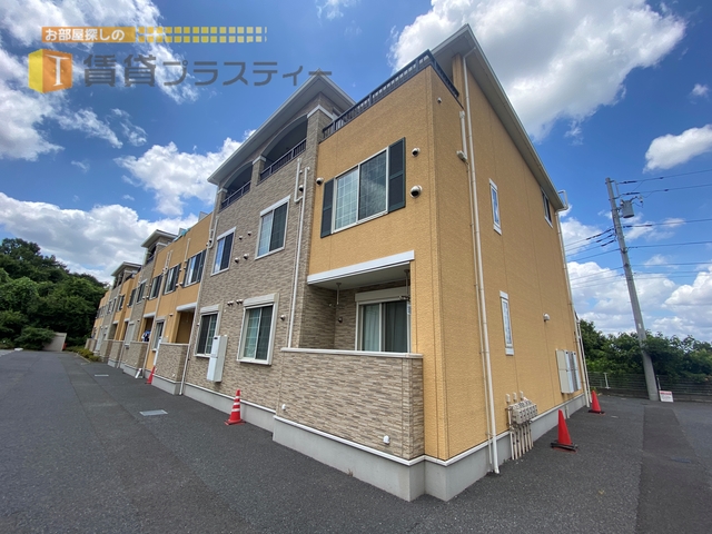 建物外観　南欧調デザインの暖色カラーが藤原の町に調和する。