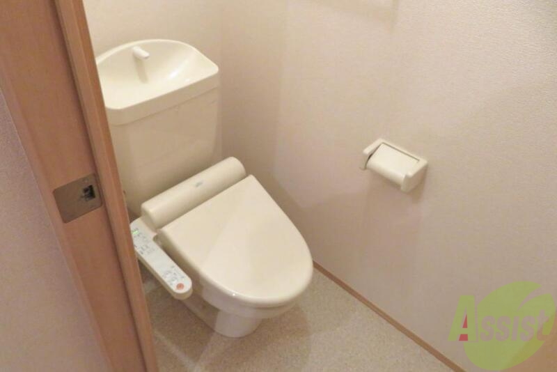 トイレ　バス・トイレ別、温水洗浄便座付きで快適です。