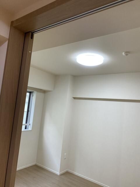 その他部屋・スペース　落ち着いた色調の寝室です