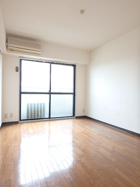 居室・リビング　陽が差し込む、お部屋で新生活をスタート。