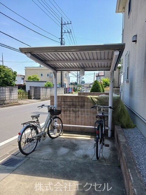 その他共有部分　屋根付きの駐輪場です。