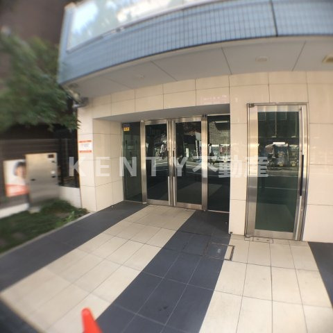 エントランス　落ち着いたエントランスです
