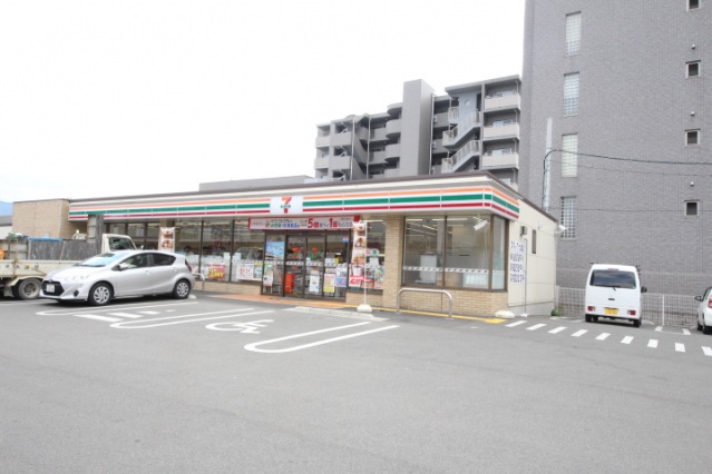 コンビニ　セブンイレブン橿原神宮前駅東店（コンビニ）まで240m