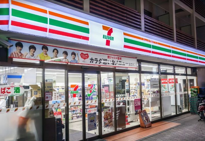 コンビニ　セブンイレブン新宿百人町2丁目店（コンビニ）まで58m