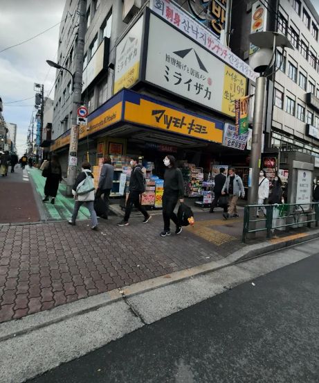ドラックストア　マツモトキヨシ新大久保駅前店（ドラッグストア）まで112m