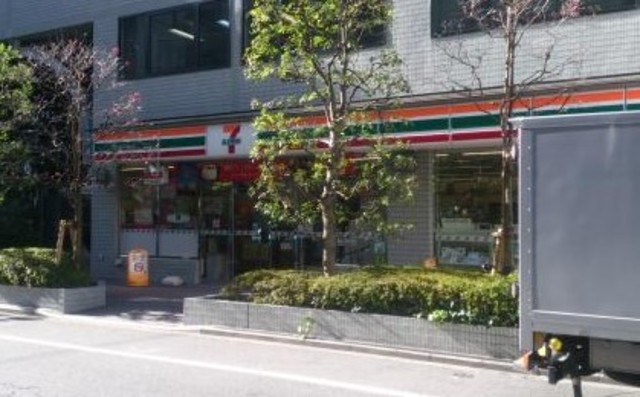 コンビニ　セブンイレブン三鷹駅北口店（コンビニ）まで262m