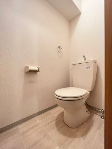 トイレ　別号室の写真です。ご参考までに
