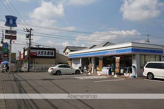 コンビニ　ローソン（コンビニ）まで704m