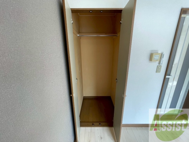 収納　収納を開けてみました。奥行きがありますね。