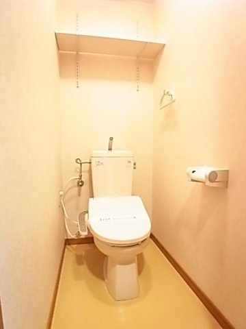 トイレ　落ち着いた色調のトイレです