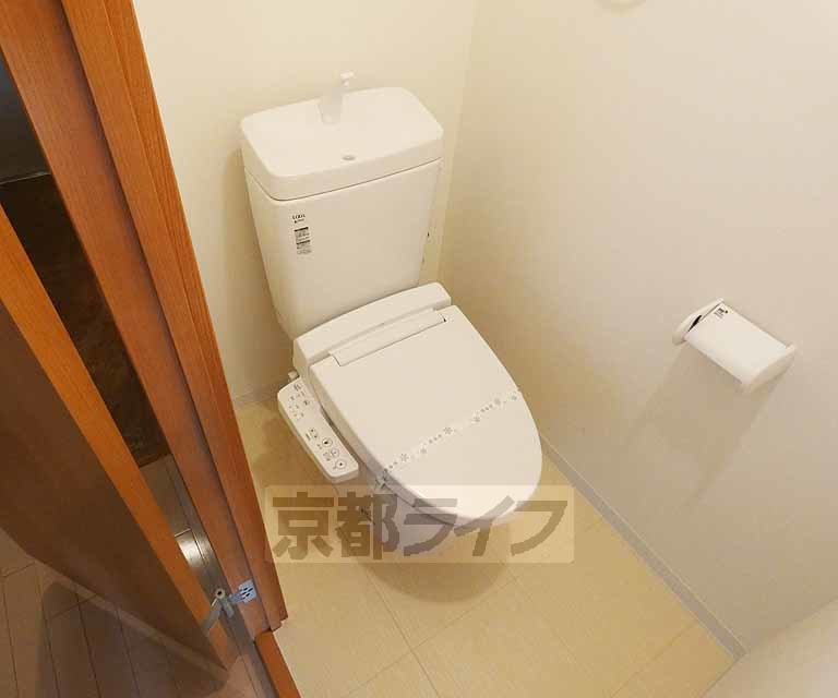 トイレ　ウォシュレット完備。