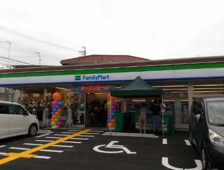 コンビニ　ファミリーマート加東木梨店（コンビニ）まで1300m