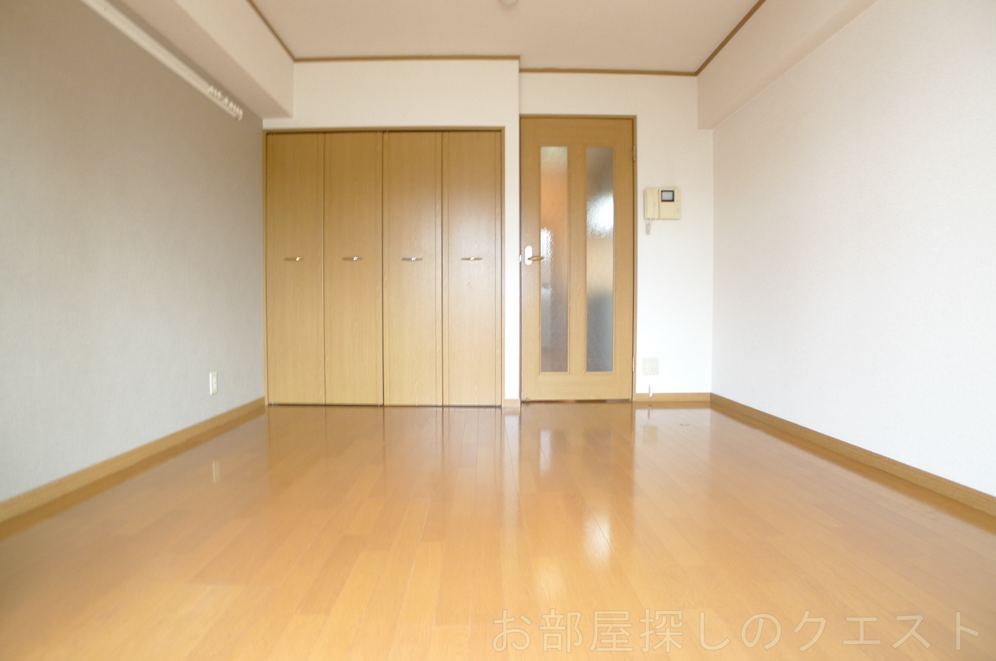居室・リビング　（写真は同物件反転イメージ）