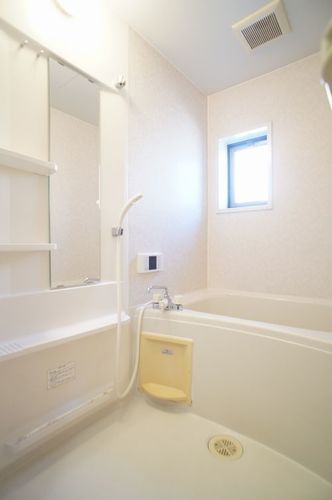 バス・シャワールーム　バスルームは、沸かし直しができる追焚給湯機能付き♪