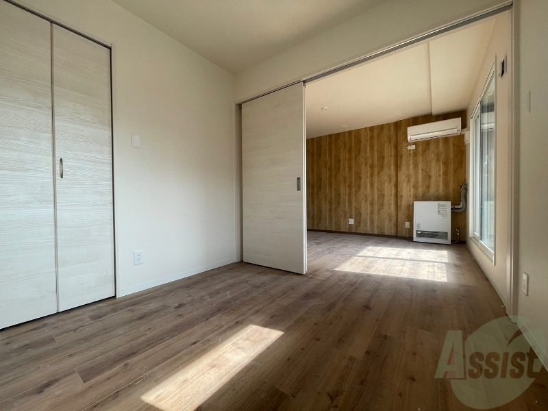 その他部屋・スペース　寝室はこちらです。光が差し込む、温かみのあるお部屋です。