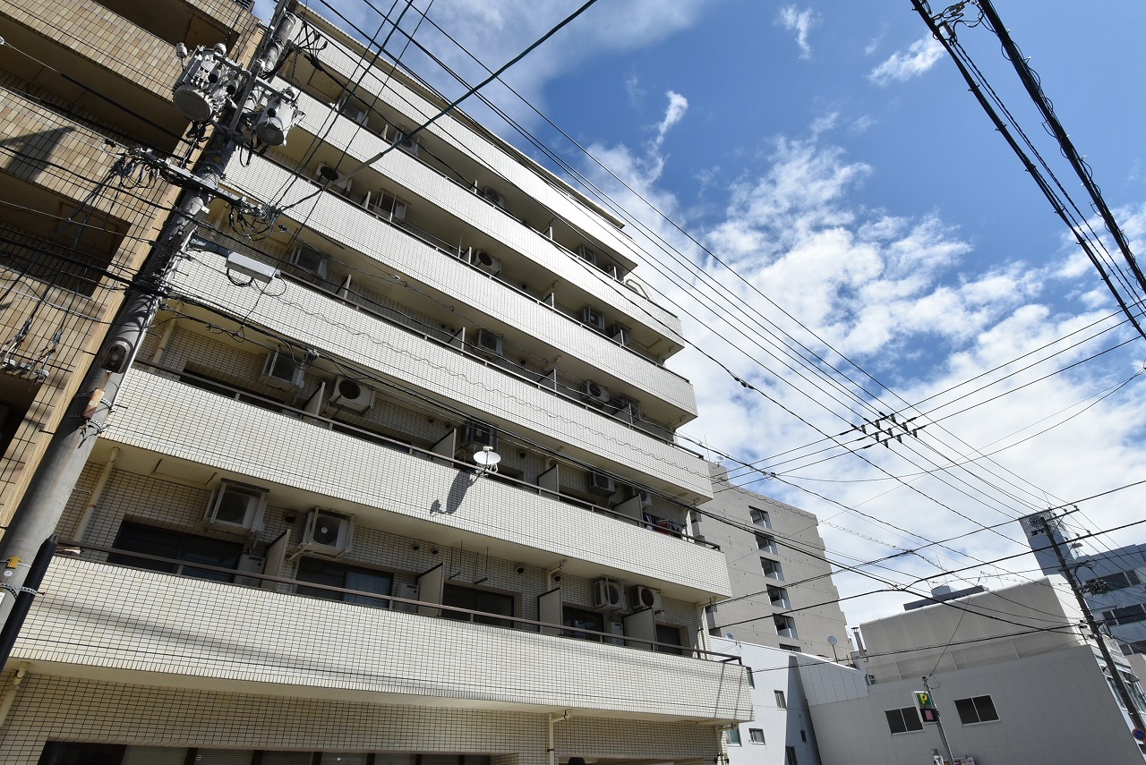 建物外観　角地にある綺麗な外観