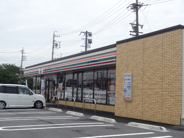 コンビニ　セブンイレブン津市雲出本郷町店（コンビニ）まで390m