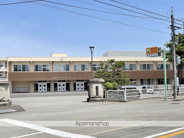 中学校　西部中学校（中学校）まで293m