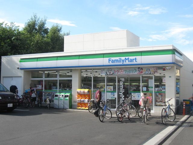 コンビニ　ファミリーマート（コンビニ）まで339m