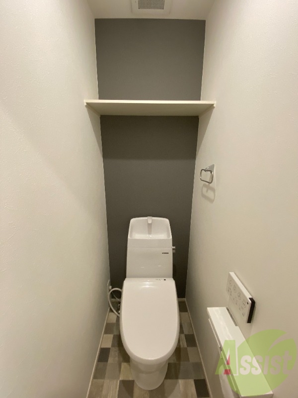 トイレ　トイレは温水洗浄便座付きで上部には収納スペースも！