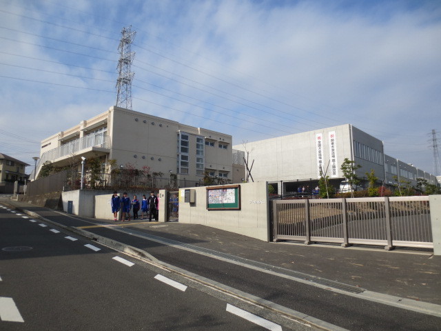 中学校　横浜市立あかね台中学校（中学校）まで330m