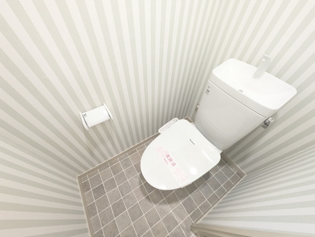 トイレ　嬉しい温水洗浄便座付き