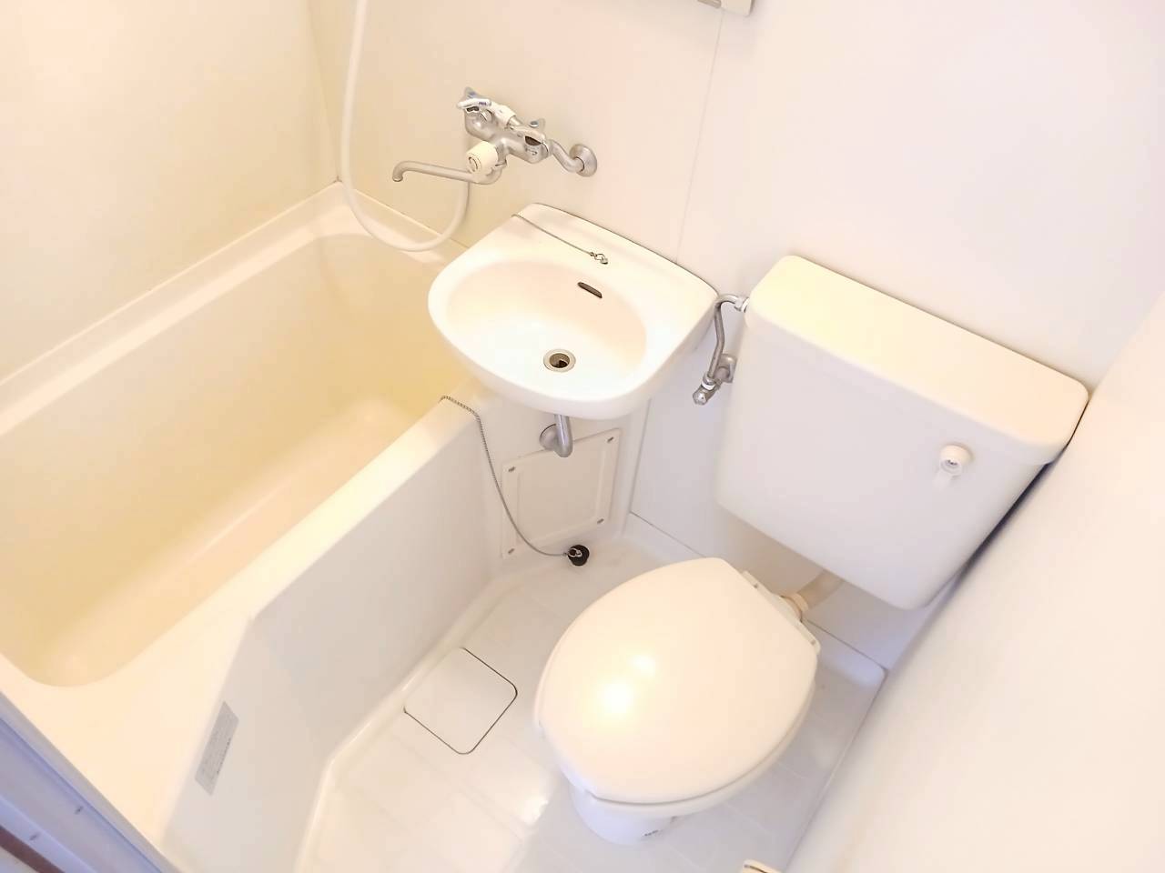 バス・シャワールーム　コンパクトで使いやすいお風呂です
