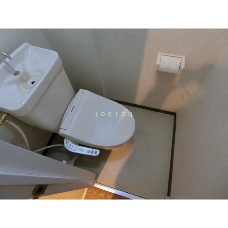トイレ　嬉しい温水洗浄便座付きのトイレです。