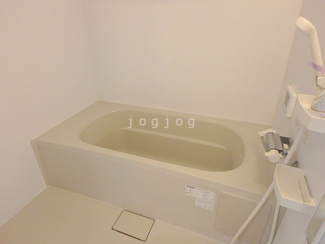 バス・シャワールーム　ゆったりとしたお風呂で快適に過ごせます。