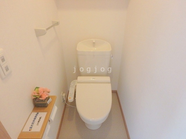 トイレ　嬉しい温水洗浄便座付きのトイレです。