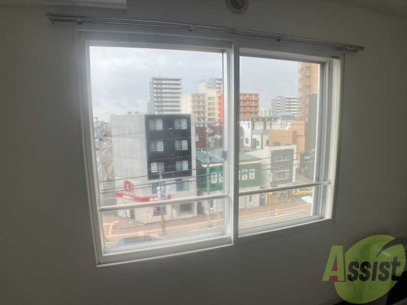 バルコニー　大きな窓がありますので風通しが良さそう。