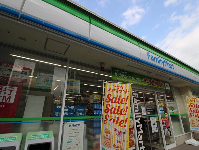 コンビニ　ファミリーマート（コンビニ）まで235m