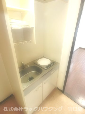 キッチン　反転タイプ 同仕様写真となります。