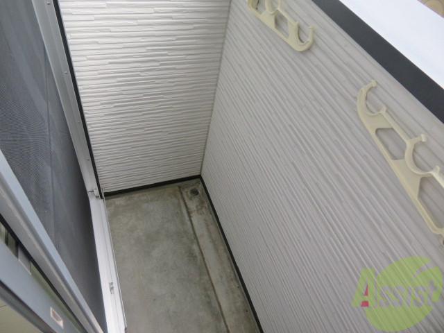 バルコニー　ちょっとしたバルコニーです。問題なくお使いいただけます。