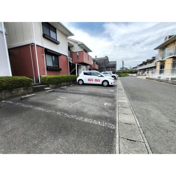 駐車場　１台込み無料／２台目相談可（３，３００円）