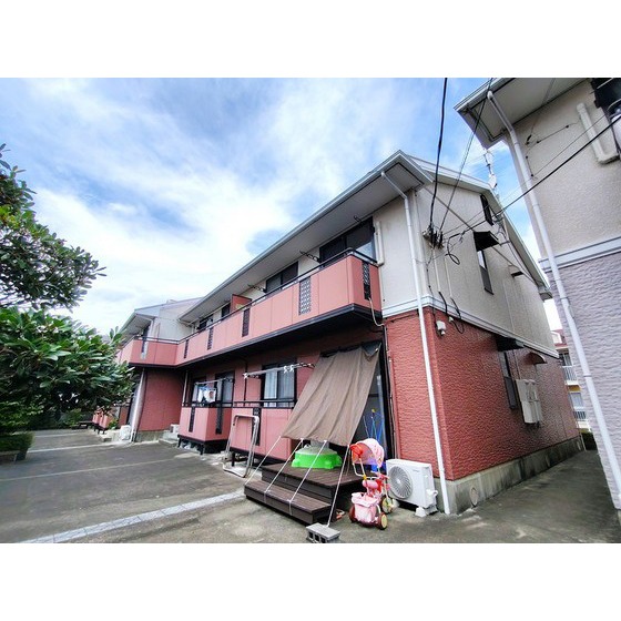 建物外観　買い物便利な小原田エリアに立地