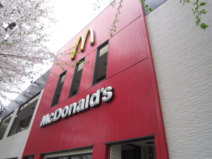 飲食店　マクドナルド 十日市場店（飲食店）まで497m