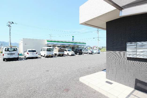 コンビニ　ファミリーマート 上曽根新町店（コンビニ）まで1m