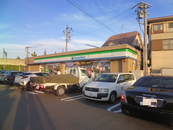 コンビニ　ファミリーマート中川ときわ店（コンビニ）まで131m