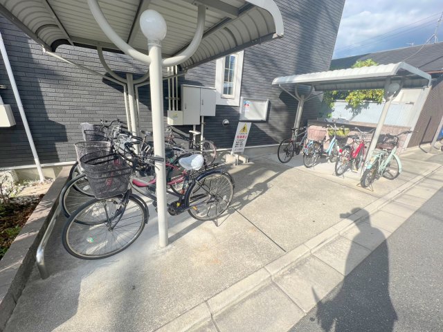 駐車場　敷地内には入居者専用の駐輪スペースもあります。