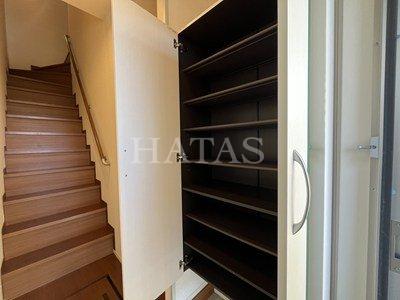 玄関　同物件別部屋です。