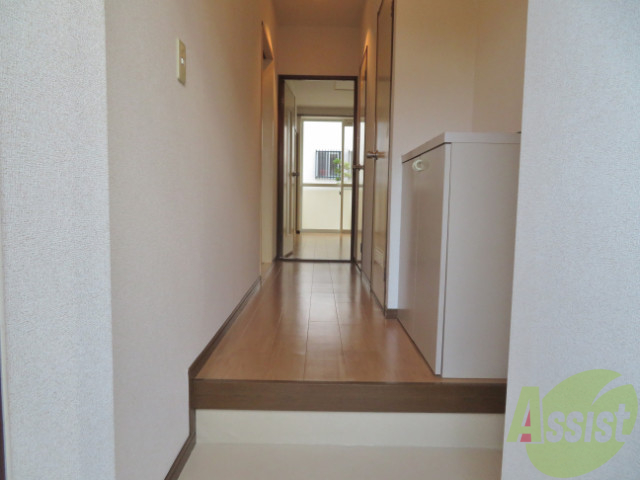 玄関　玄関からは廊下があってお部屋になるのですぐお部屋は見えません